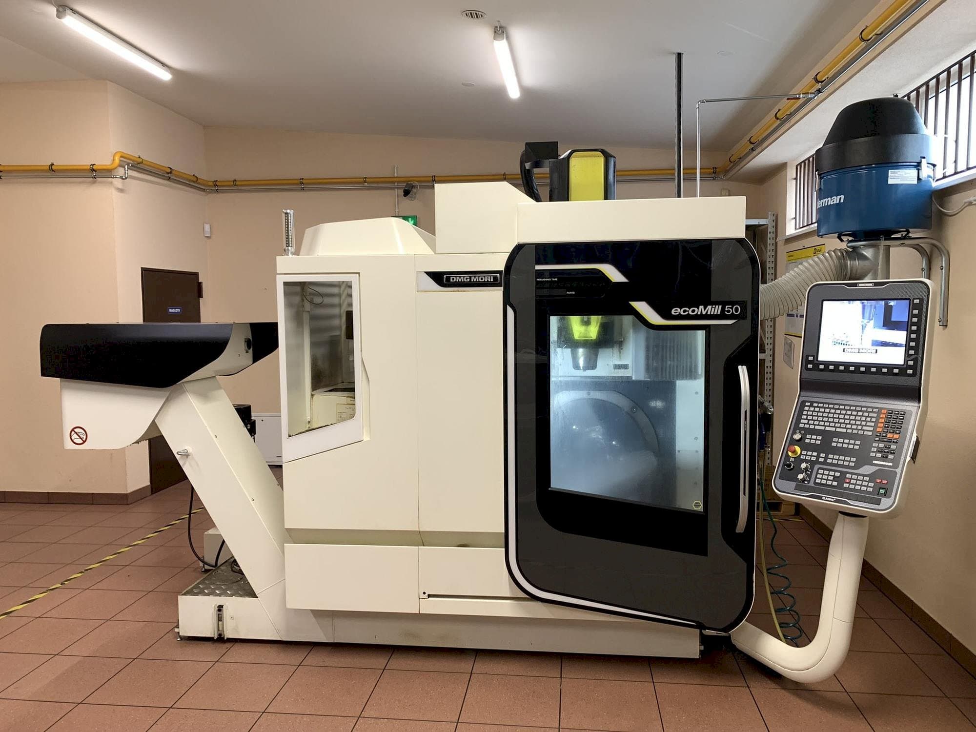 Prikaz  stroja DMG MORI ecoMill 50  sprijeda