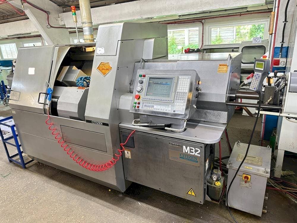 Prikaz  stroja Citizen M32V  sprijeda