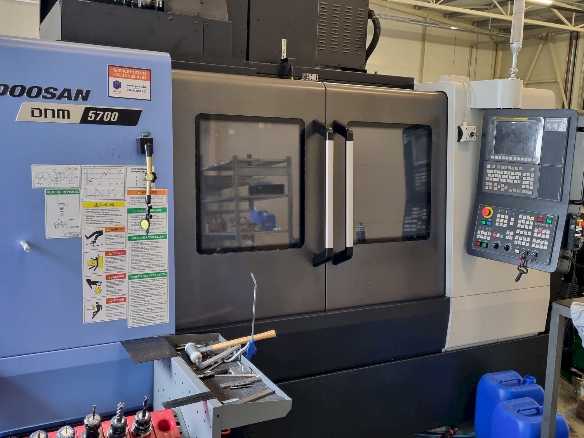 Prikaz  stroja DOOSAN DNM 5700  sprijeda