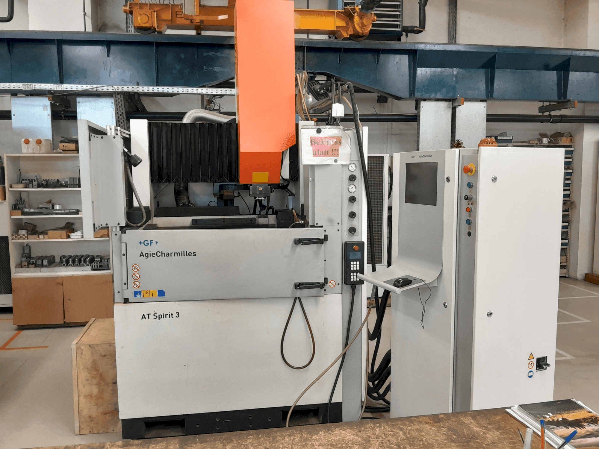 Prikaz  stroja AgieCharmilles Spirit 3  sprijeda