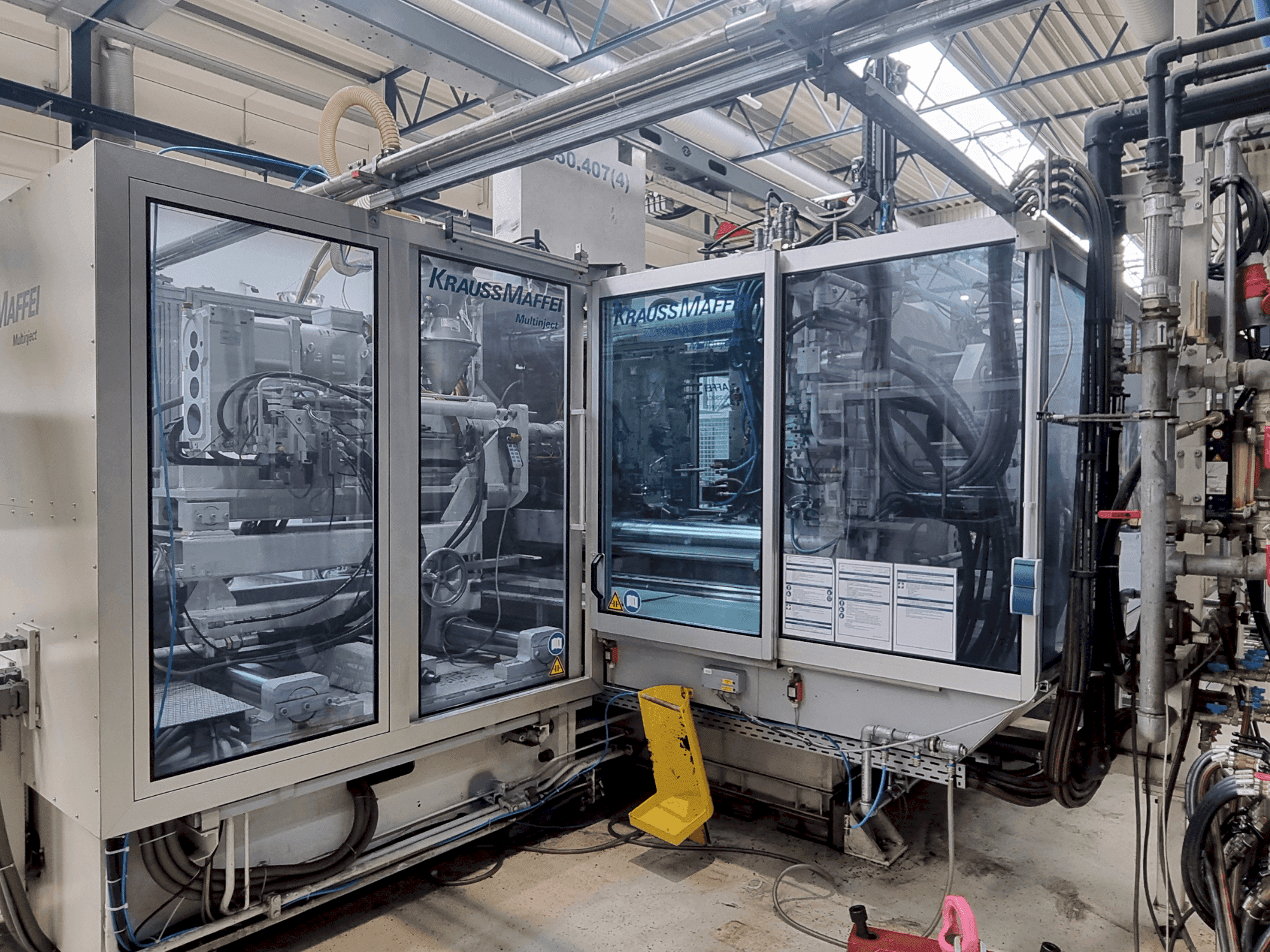 Prikaz  stroja Krauss Maffei 650-2700-390 CL  sprijeda