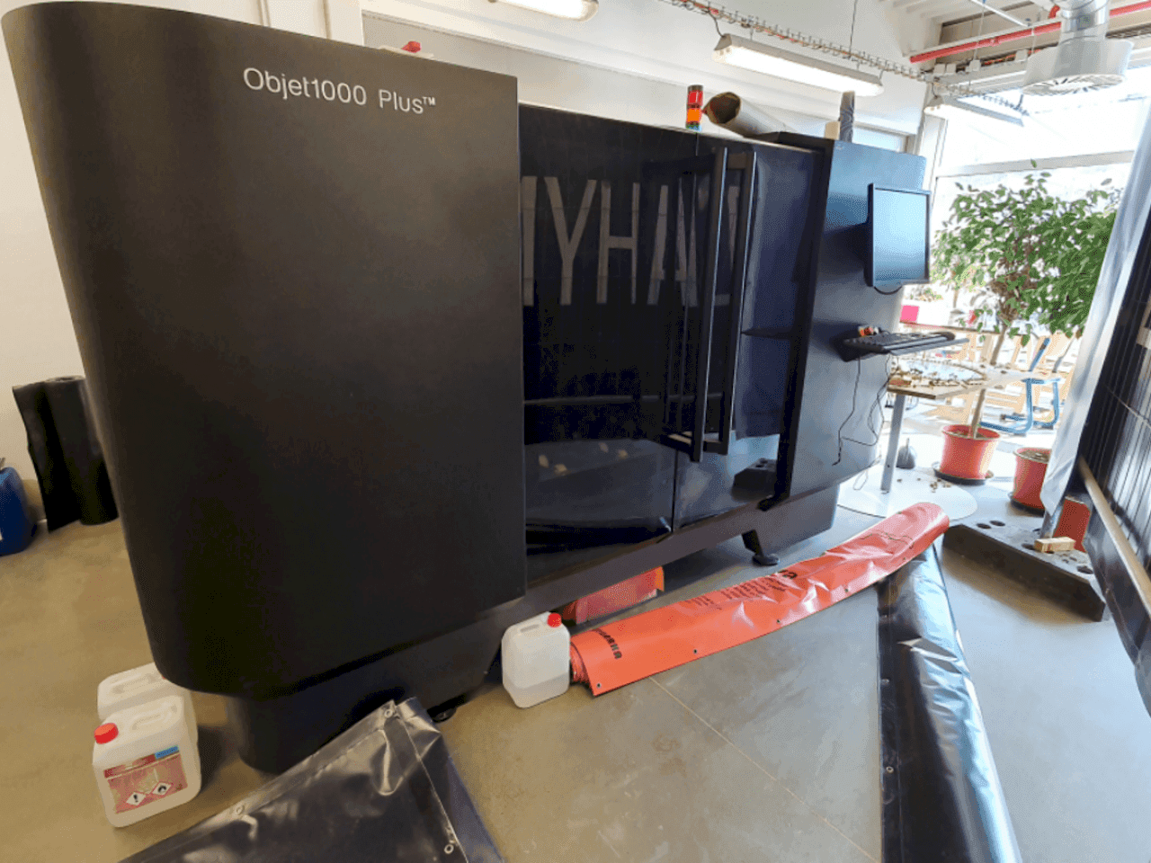 Prikaz  stroja Stratasys Objet 1000 Plus  sprijeda