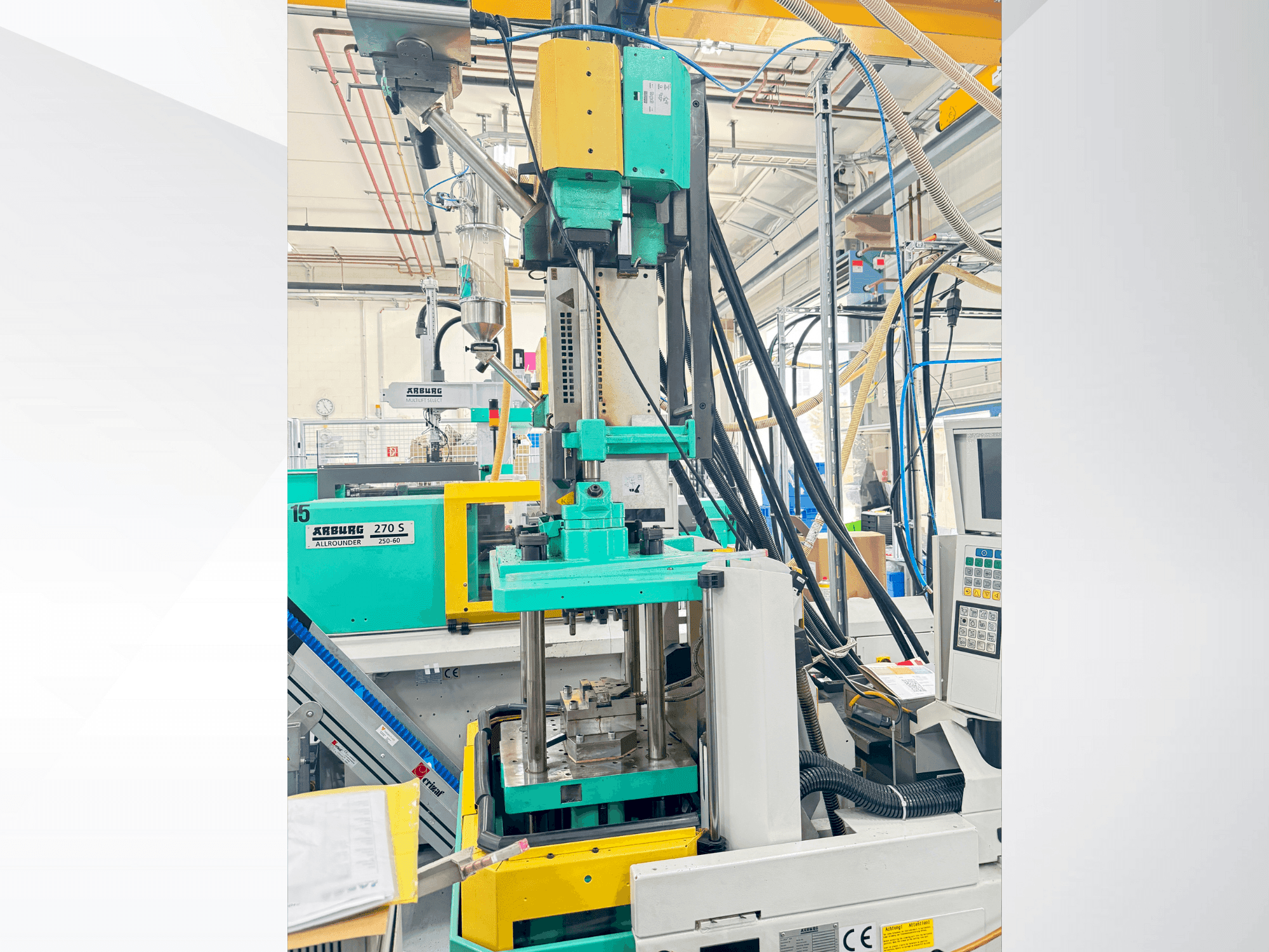 Prikaz  stroja Arburg 220 S 150-60U  sprijeda