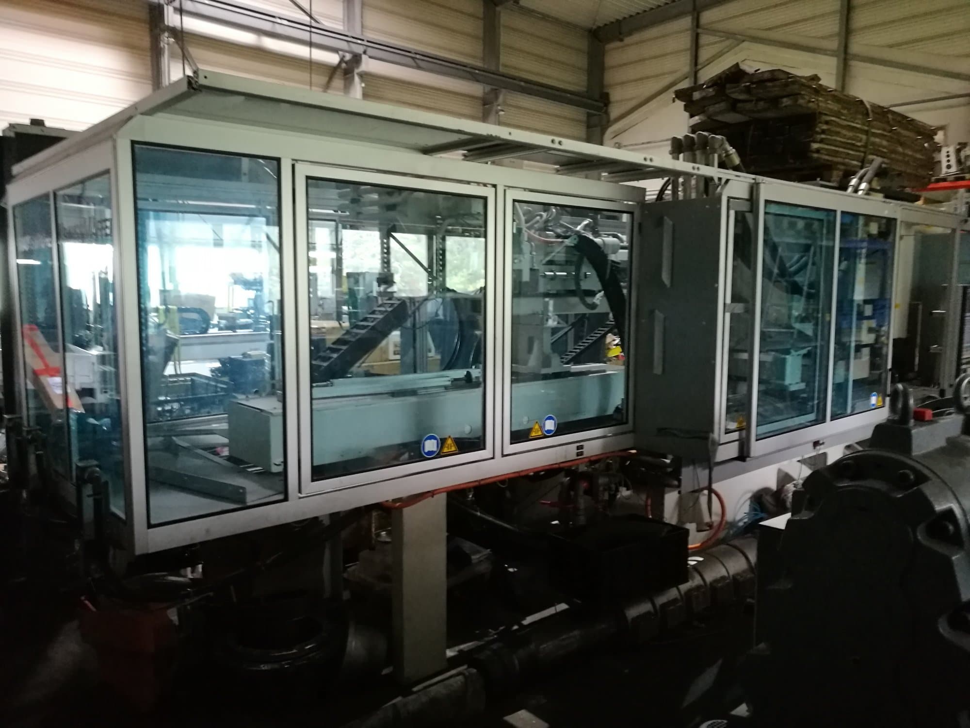 Prikaz  stroja Krauss Maffei 280-700-700 C3 Twin sprijeda