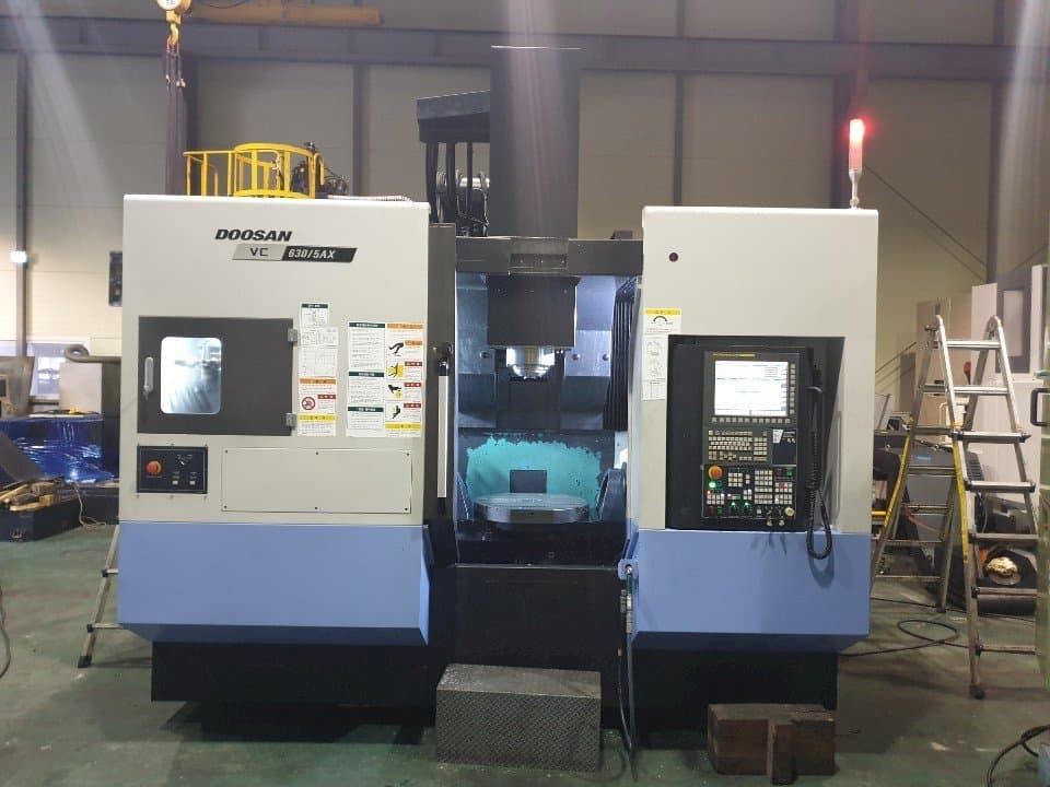 Prikaz  stroja Doosan VC630/5AX  sprijeda