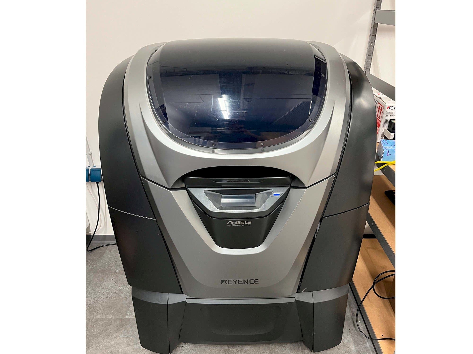 Prikaz  stroja KEYENCE Agilista 3200-w  sprijeda