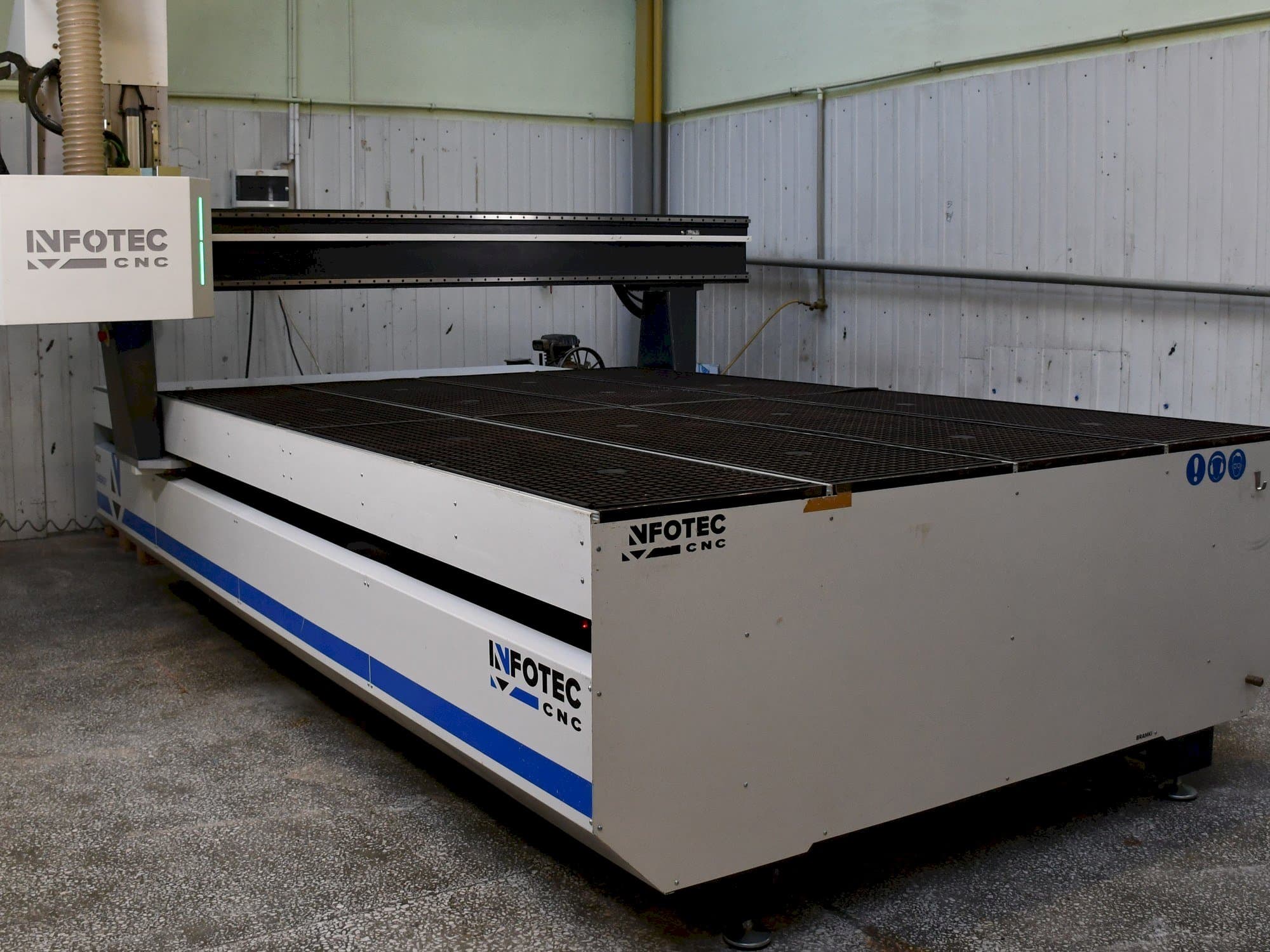 Prikaz  stroja INFOTEC 3121 E  sprijeda