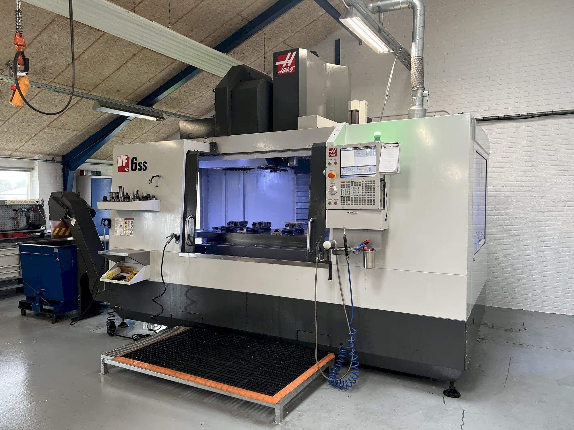 Prikaz  stroja HAAS VF6-SS  sprijeda