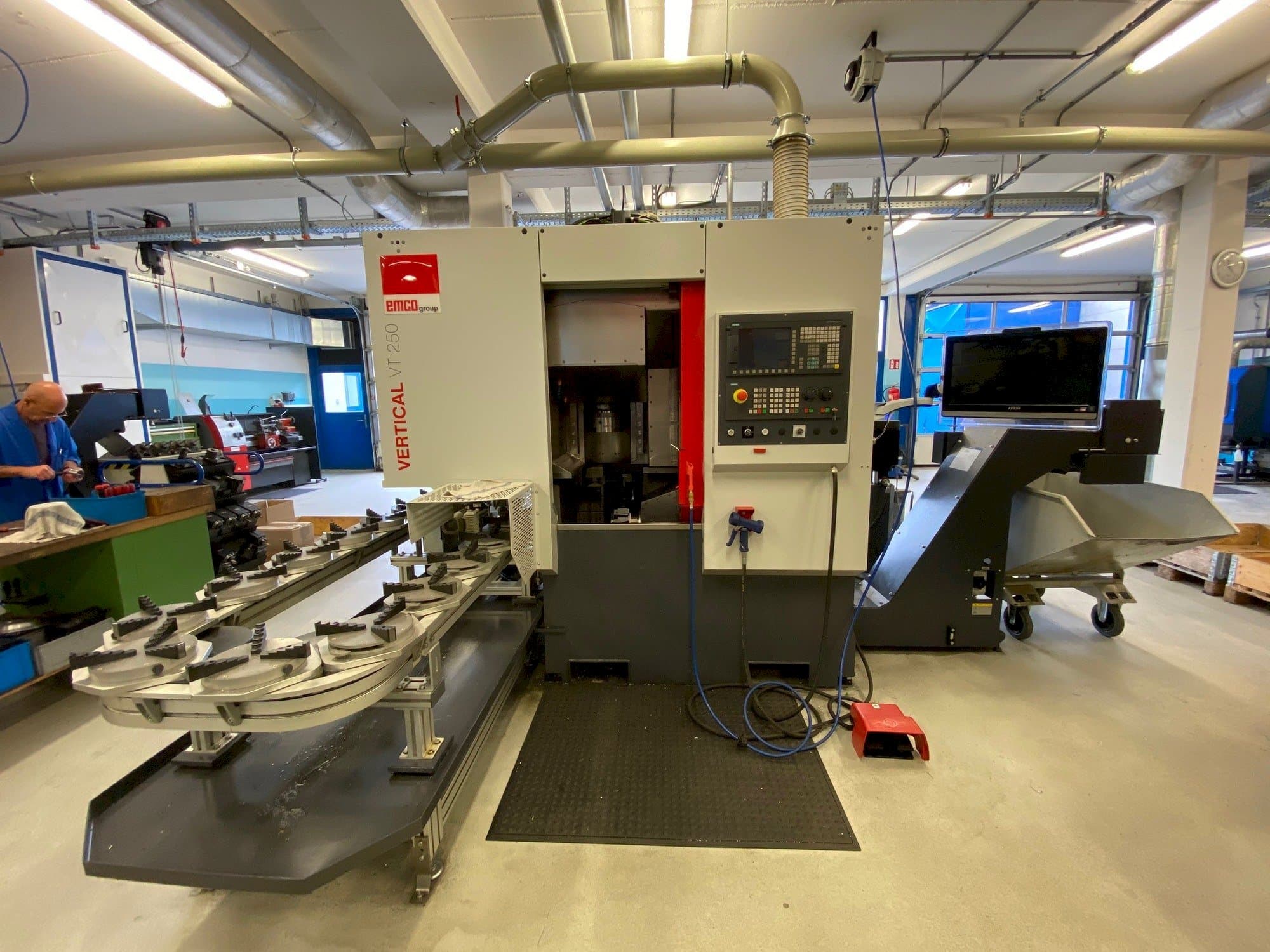 Prikaz  stroja EMCO VT250  sprijeda