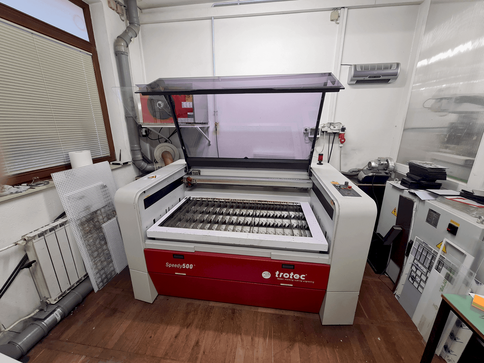 Prikaz  stroja Trotec Speedy 500  sprijeda