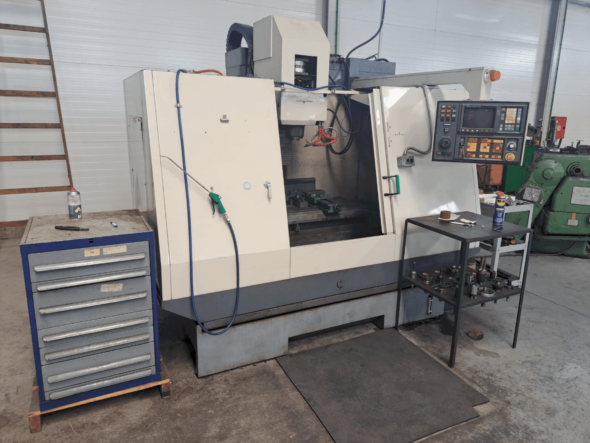 Prikaz  stroja Cincinnati Sabre  sprijeda