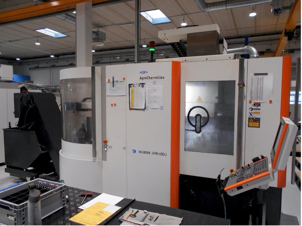 Prikaz  stroja AgieCharmilles Mikron HPM 450U  sprijeda