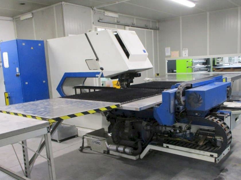 Prikaz  stroja Trumpf Trumatic 2000R  sprijeda