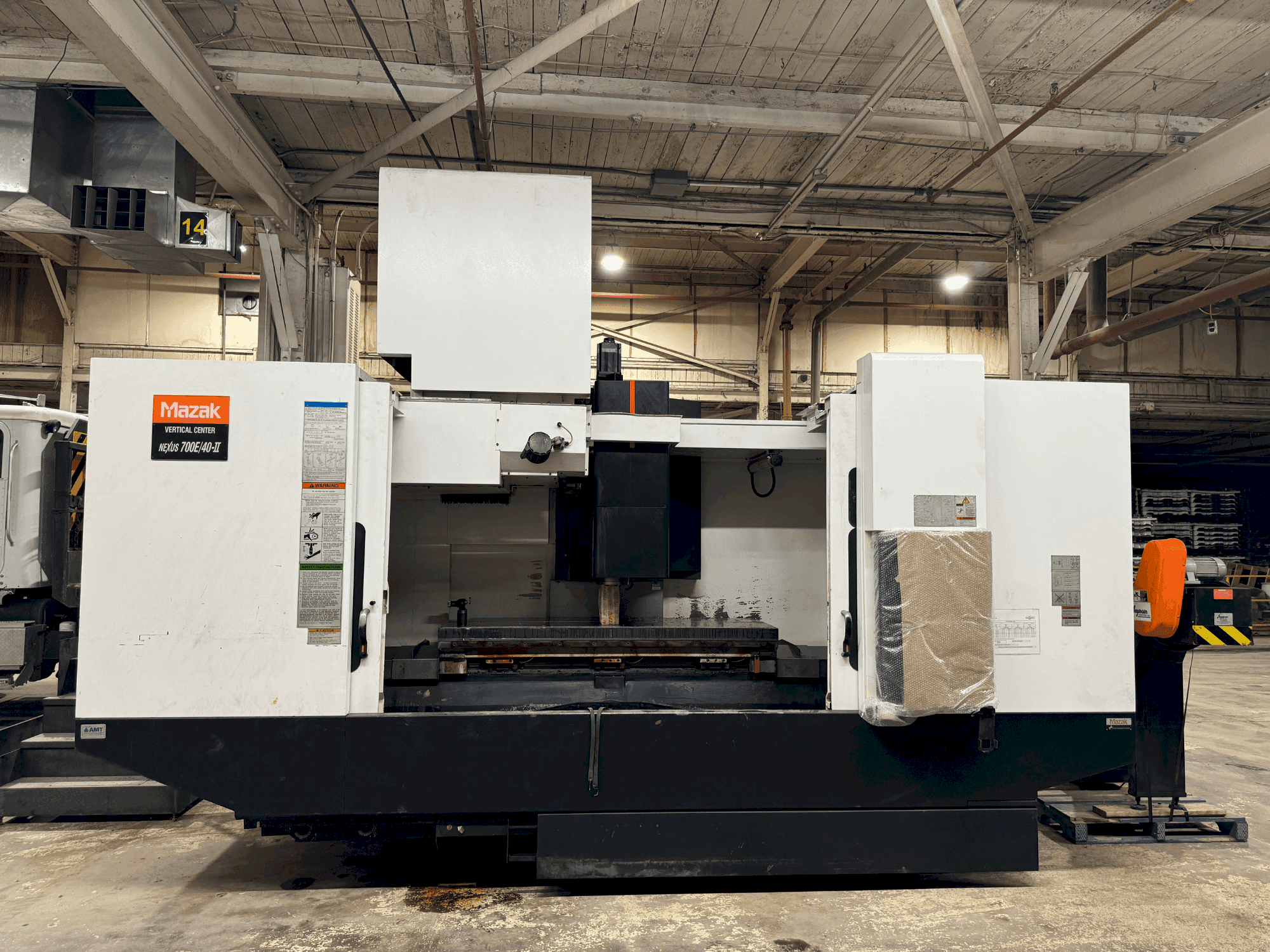 Prikaz  stroja Mazak VCN 700E/40-II  sprijeda