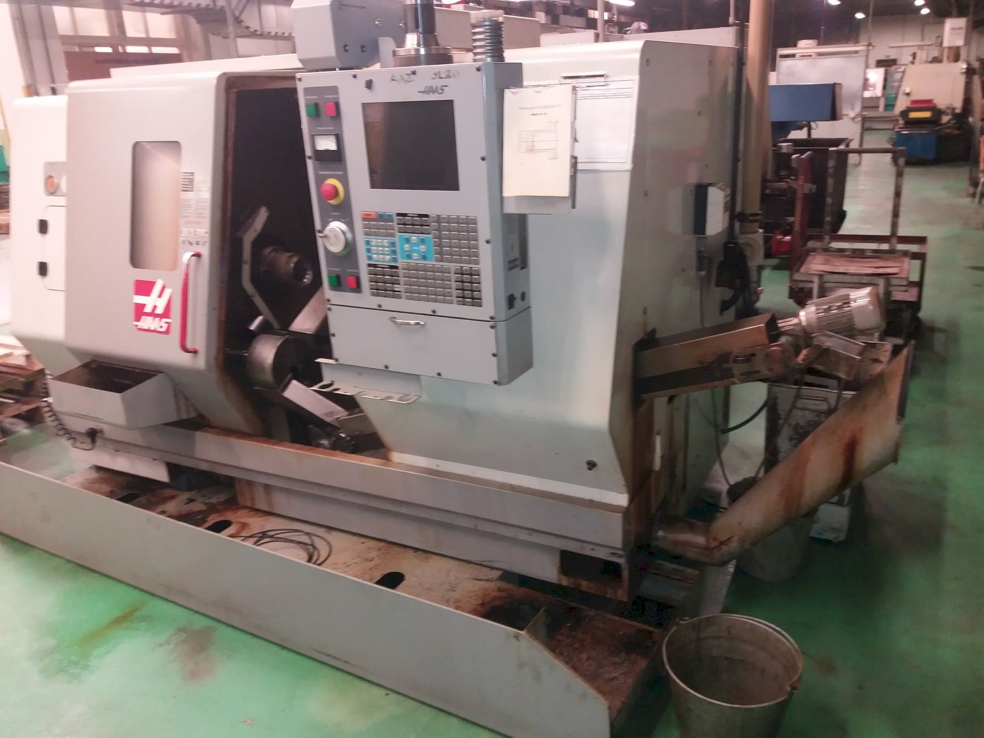 Prikaz  stroja HAAS SL-20HE  sprijeda