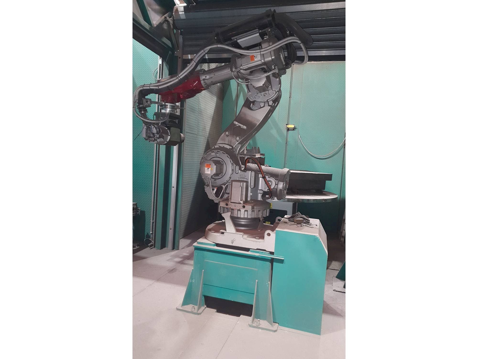 Prikaz  stroja ABB IRB 7600  sprijeda