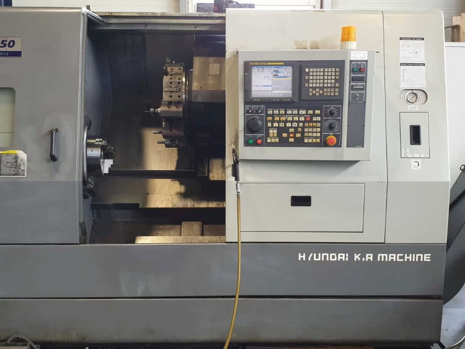 Prikaz  stroja Hyundai Kia SKT250  sprijeda