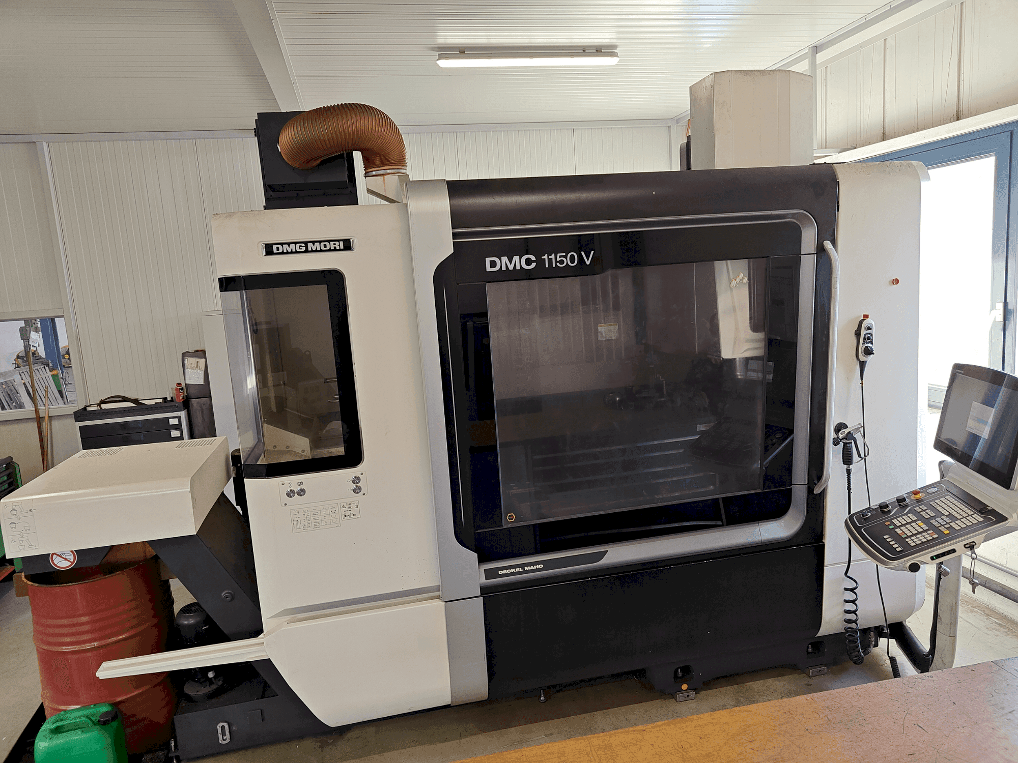 Prikaz  stroja DMG MORI DMC 1150 V  sprijeda