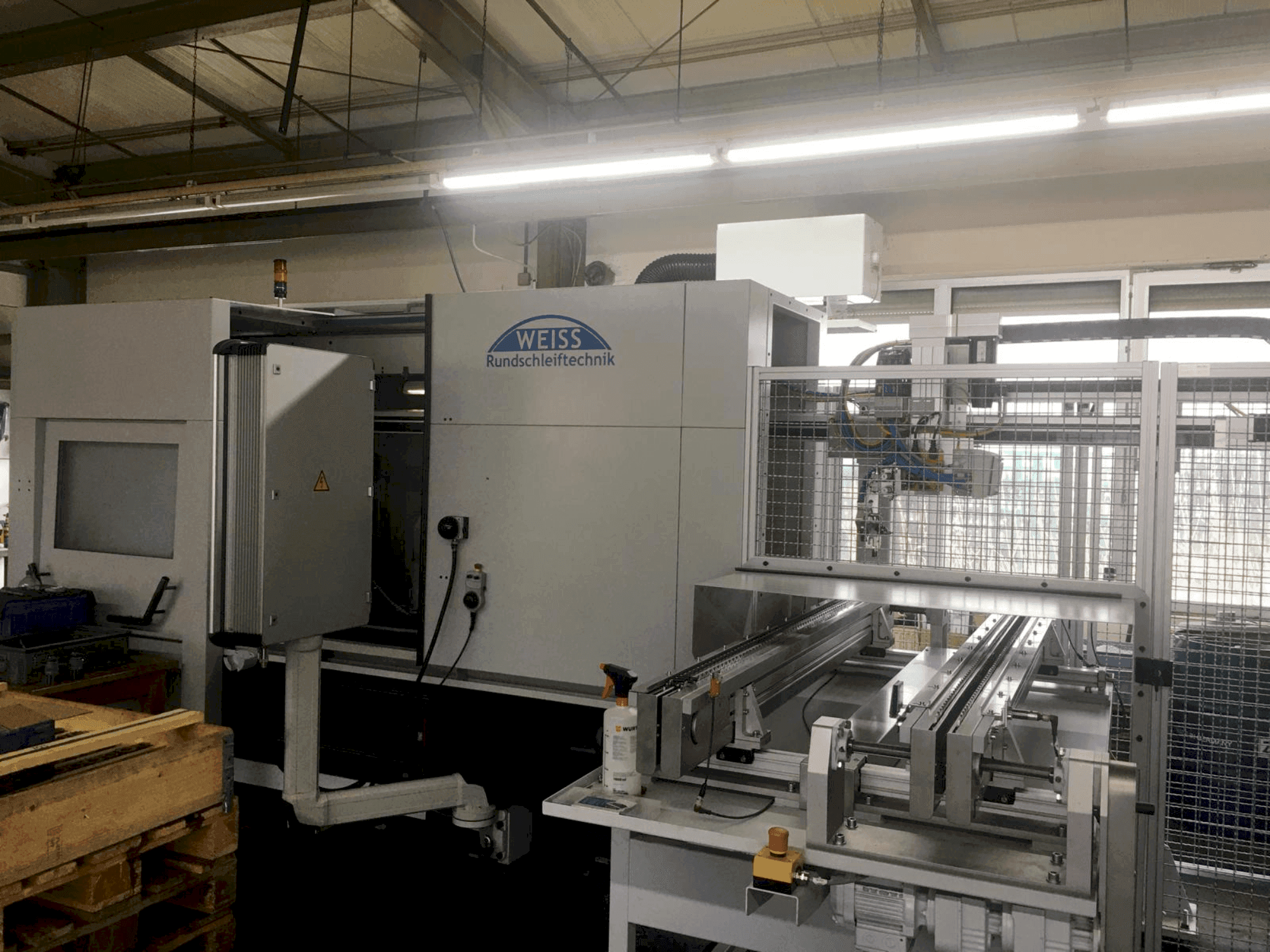 Prikaz  stroja WEISS Rundschleiftechnik K52  sprijeda