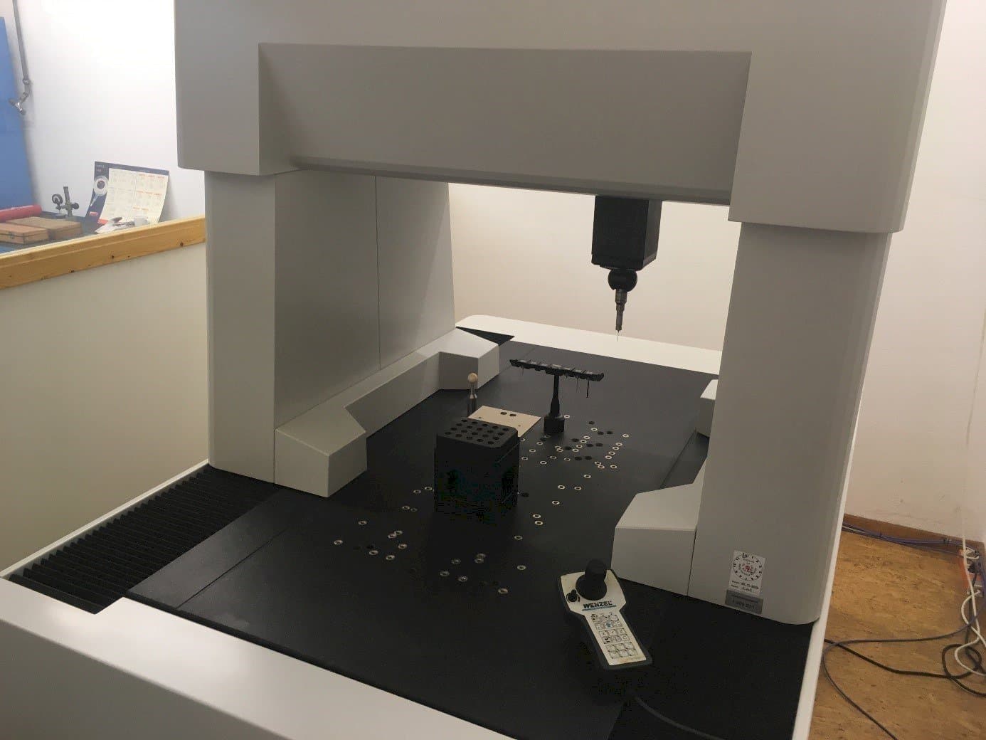 Prikaz  stroja EROWA PreSet Qi  sprijeda