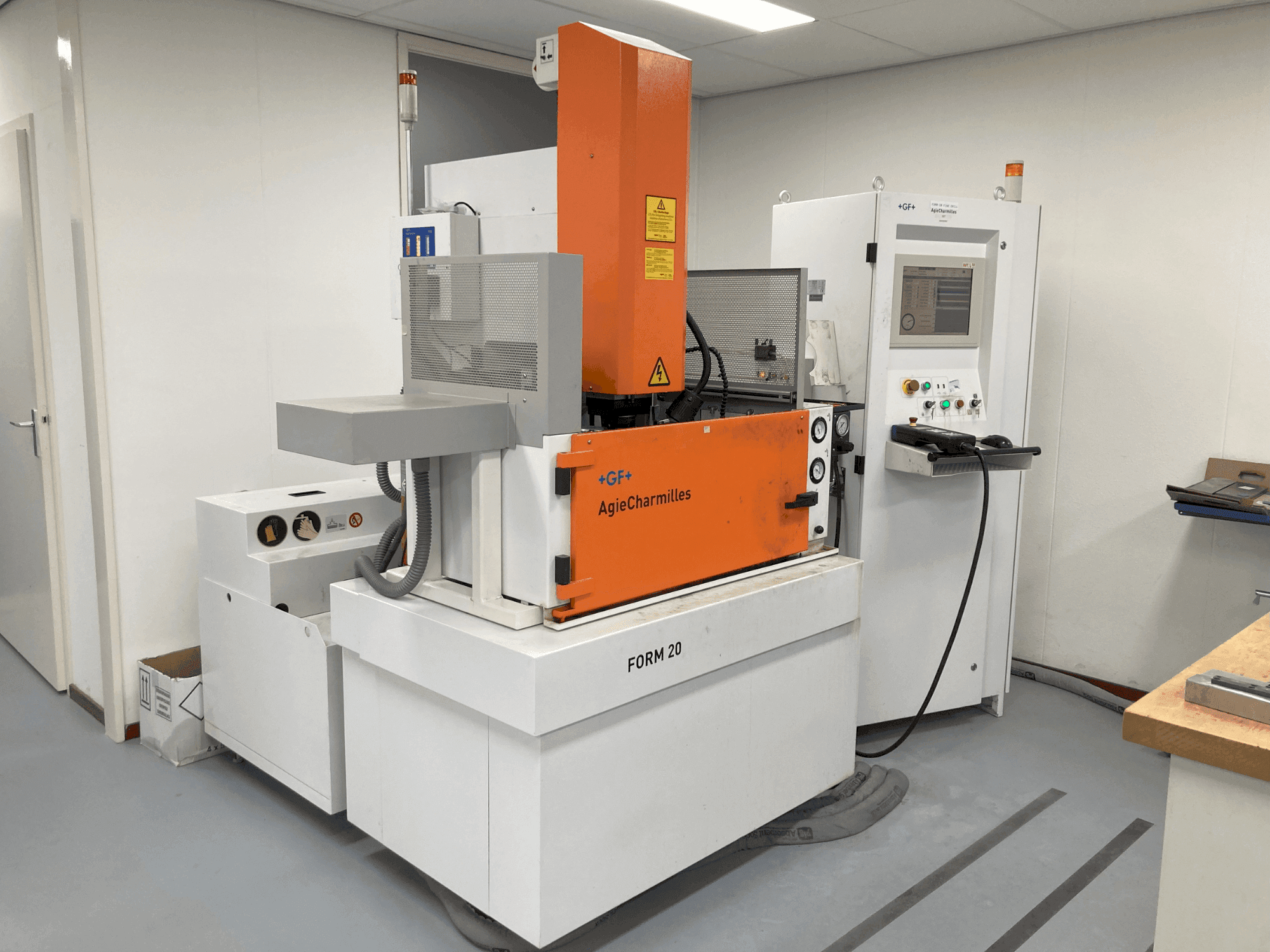 Prikaz  stroja AgieCharmilles CABINET FORM20  sprijeda