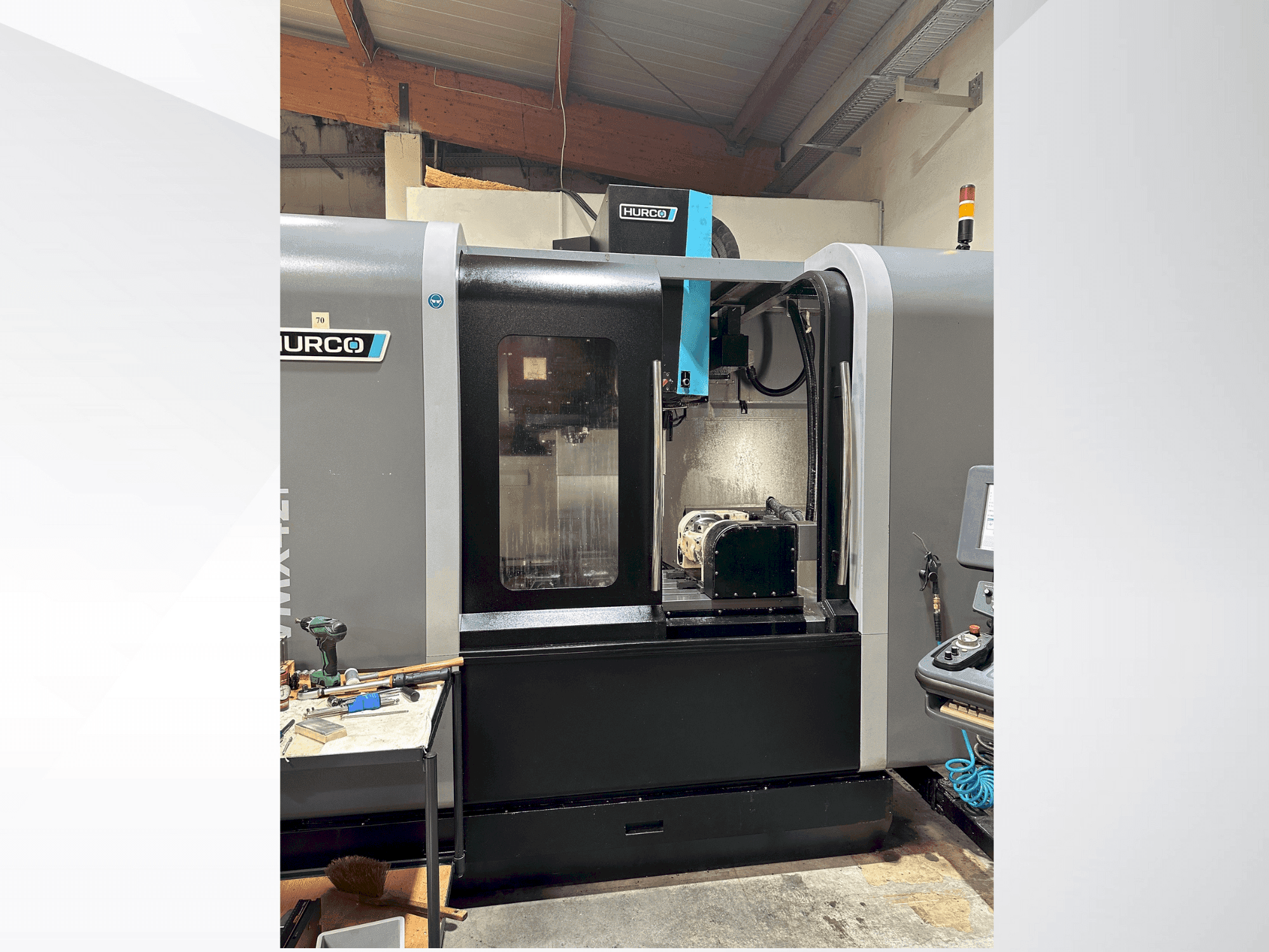Prikaz  stroja Hurco VMX 42i  sprijeda