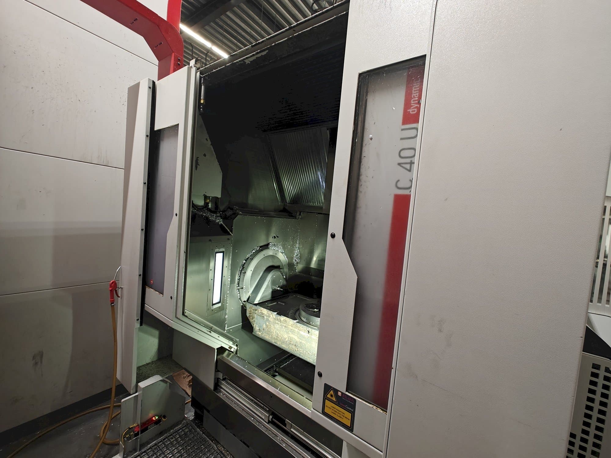 Prikaz  stroja HERMLE C 40 U  sprijeda