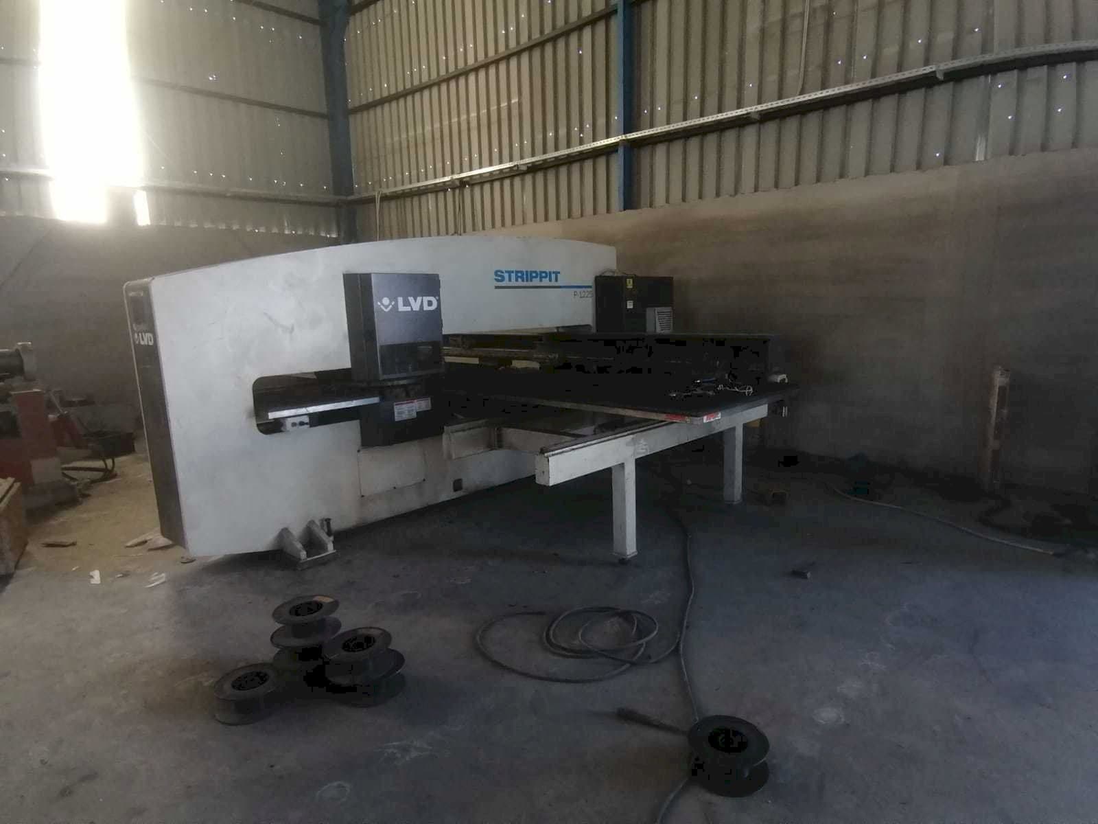 Prikaz  stroja LVD P-1225  sprijeda