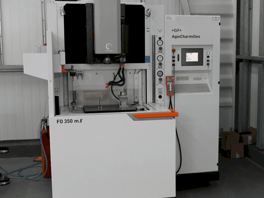 Prikaz  stroja AgieCharmilles FO350MS  sprijeda