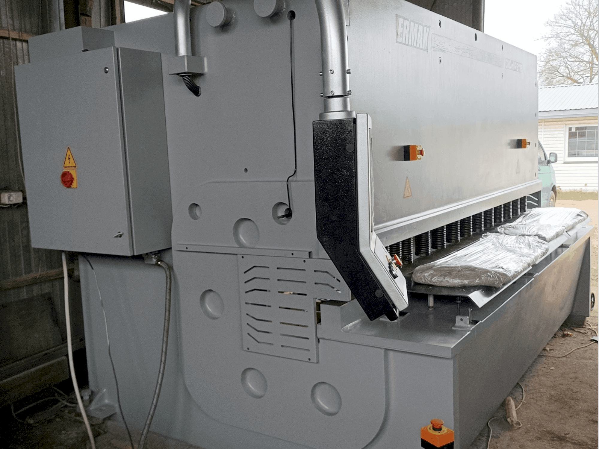 Prikaz  stroja ERMAKSAN HVR 3100-16  sprijeda