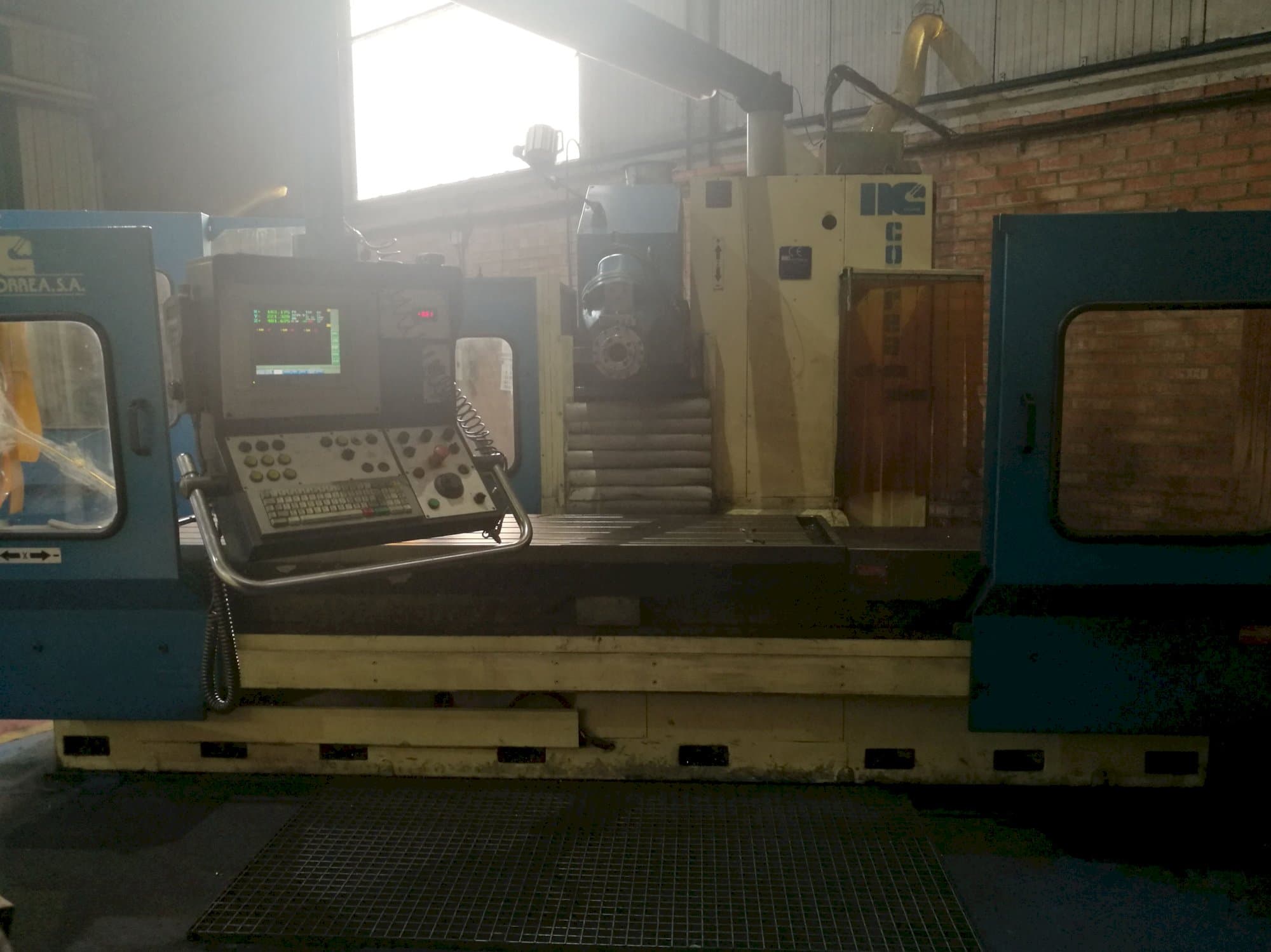 Prikaz  stroja Correa CF 22/25 sprijeda