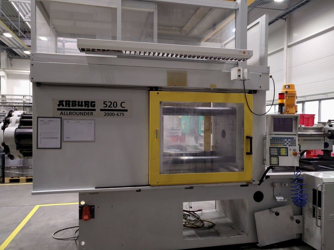 Prikaz  stroja Arburg 520 C 2000–675  sprijeda