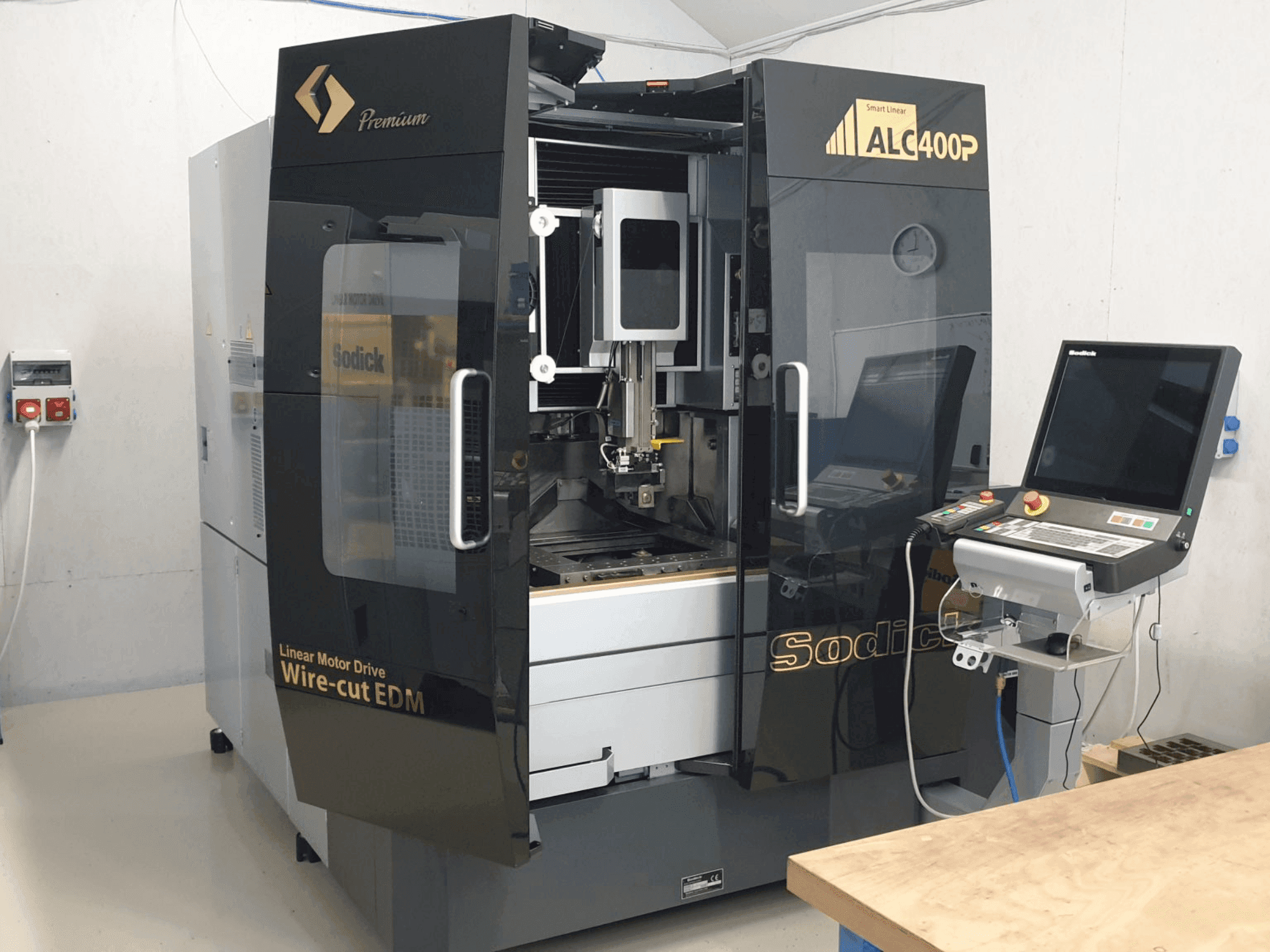 Prikaz  stroja Sodick SODICK ALC400P  sprijeda