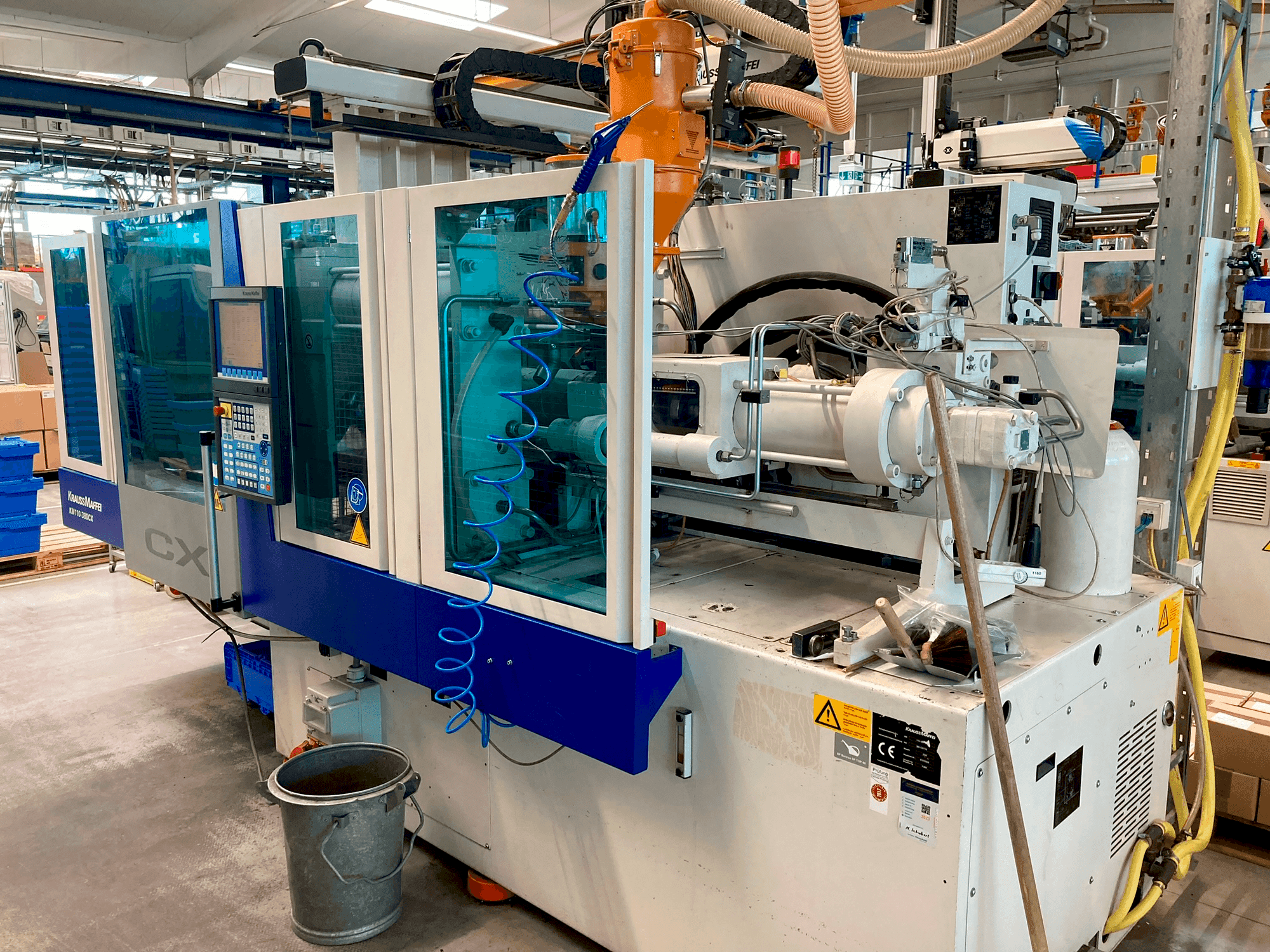 Prikaz  stroja Krauss Maffei 110–380 CX  sprijeda