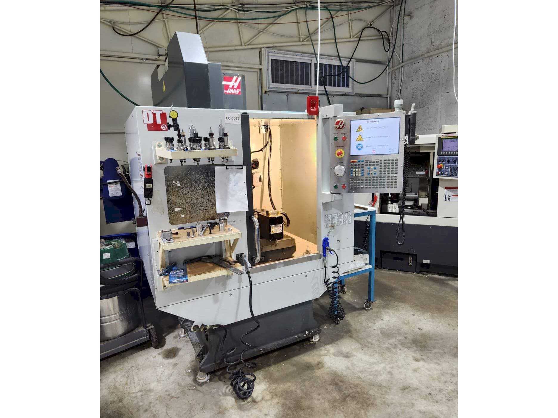 Prikaz  stroja HAAS DT-1  sprijeda