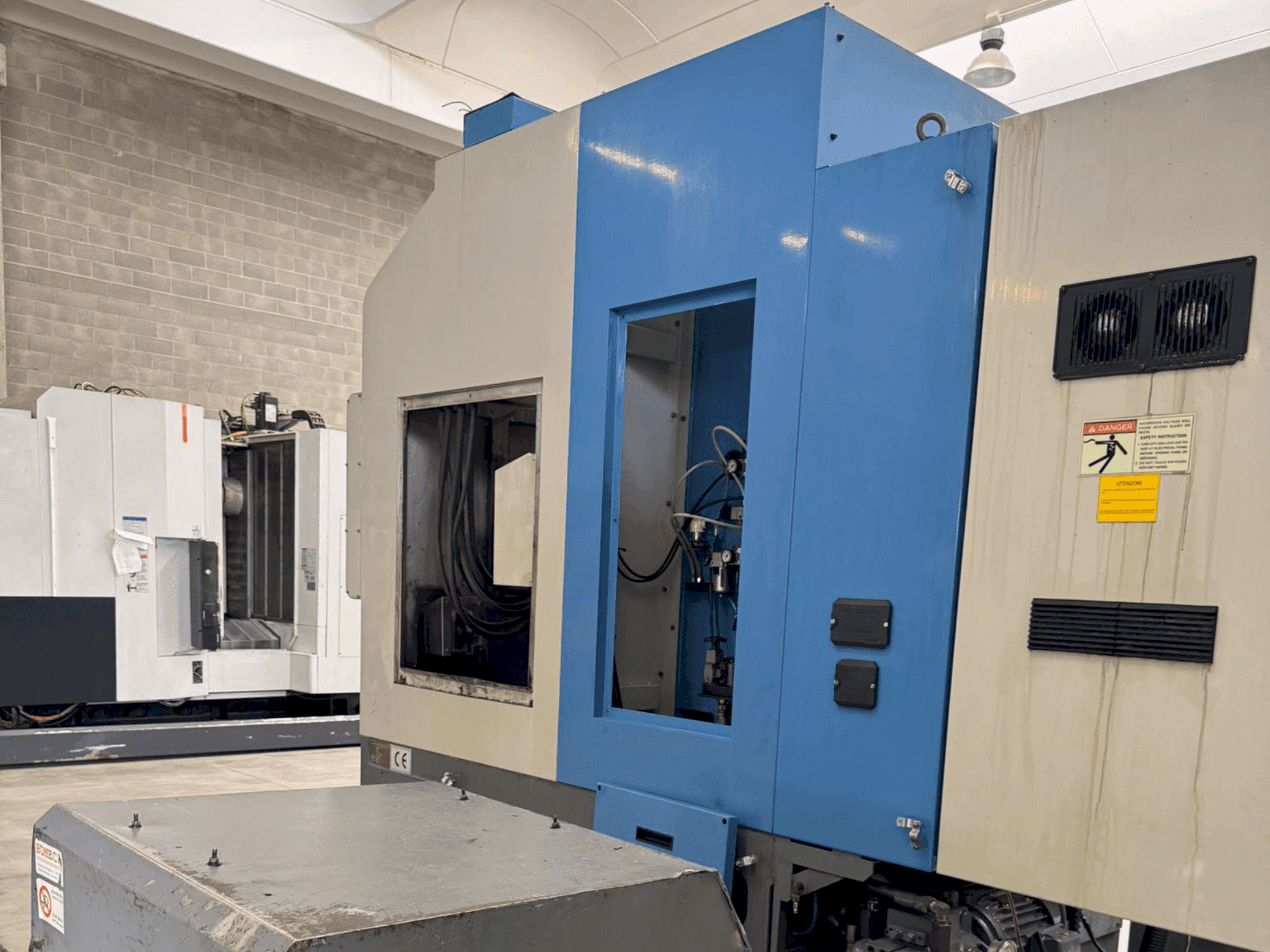 Prikaz  stroja HYUNDAI KIA Hyundai HiT V5R  sprijeda