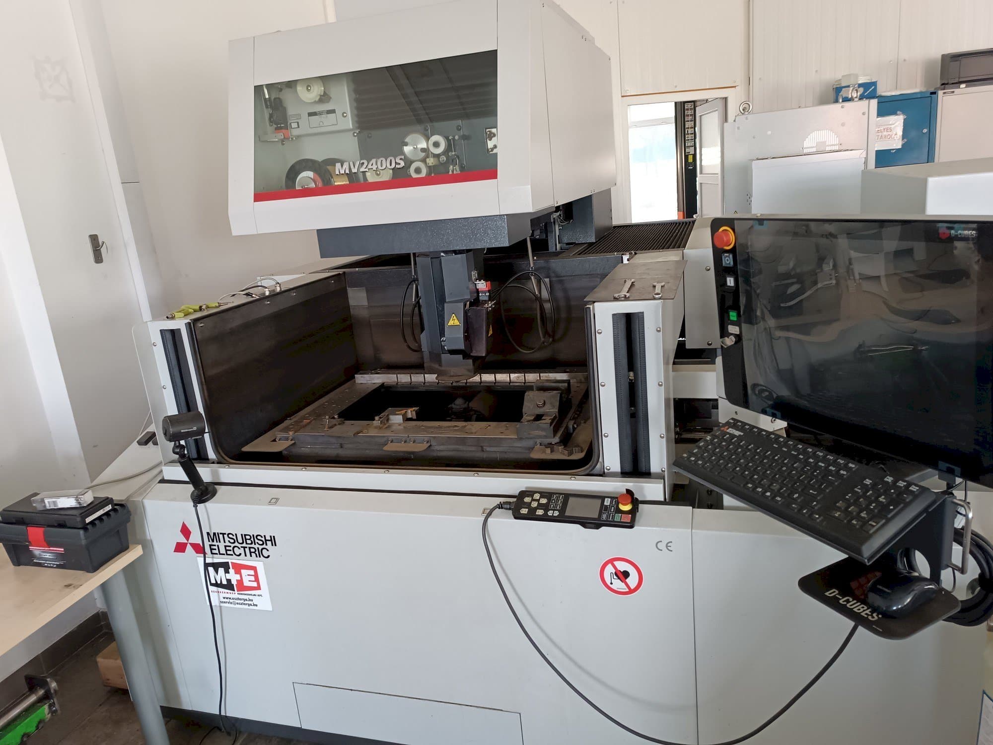 Prikaz  stroja Mitsubishi MV2400S  sprijeda