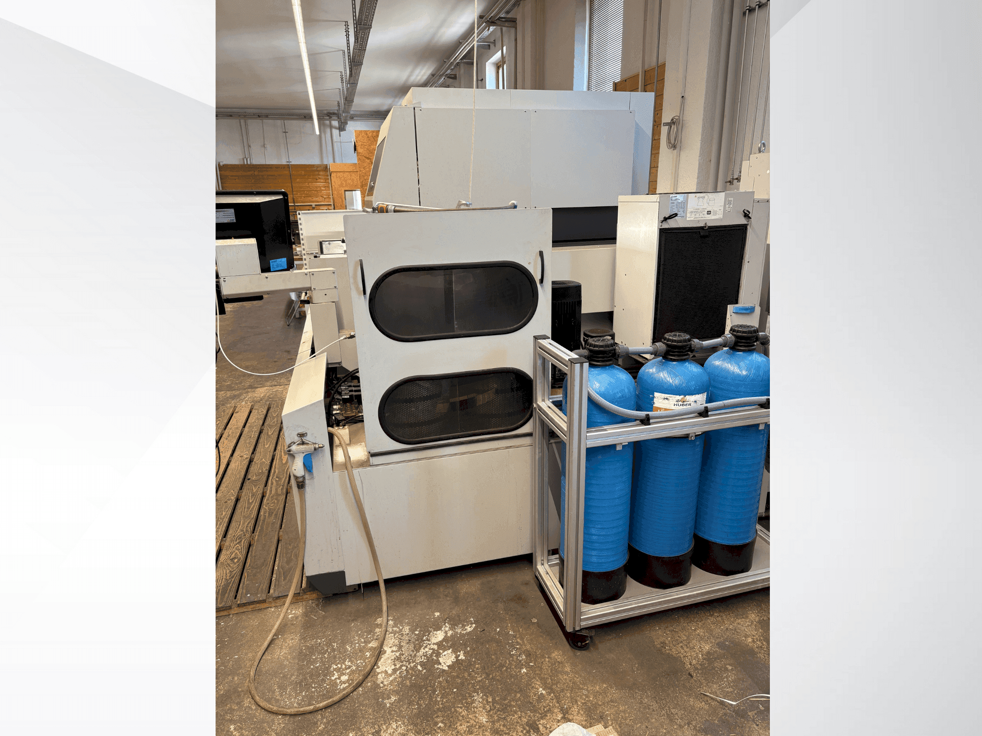 Prikaz  stroja Mitsubishi MV2400S  sprijeda