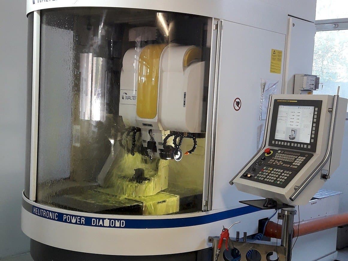 Prikaz  stroja Walter Helitronic Power F  sprijeda