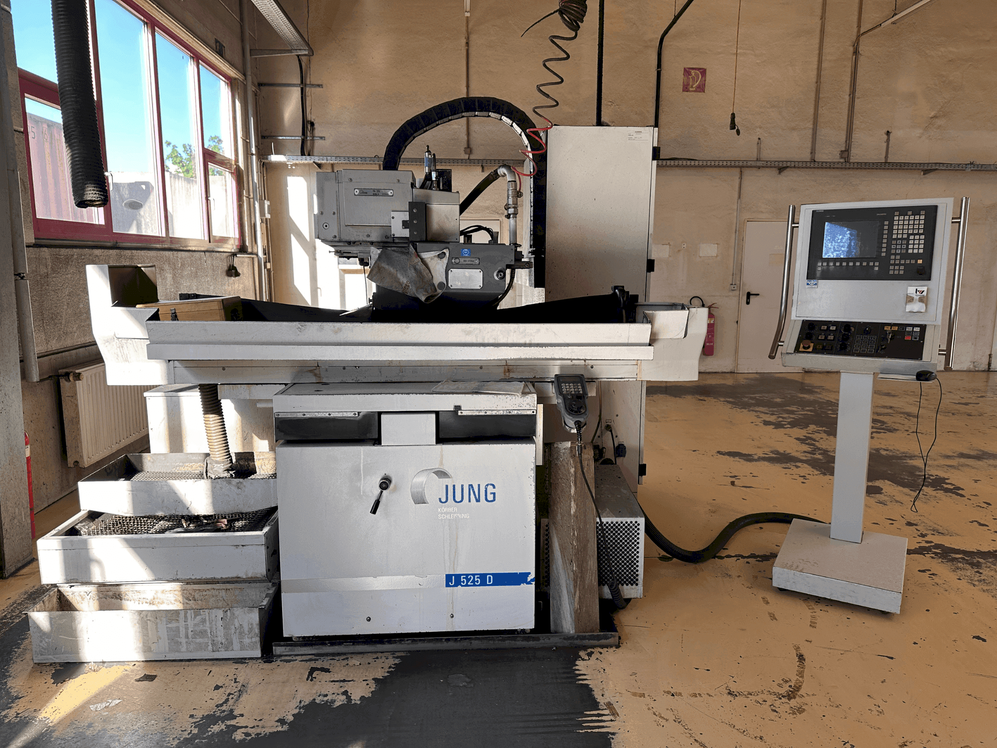 Prikaz  stroja JUNG J 525-D  sprijeda