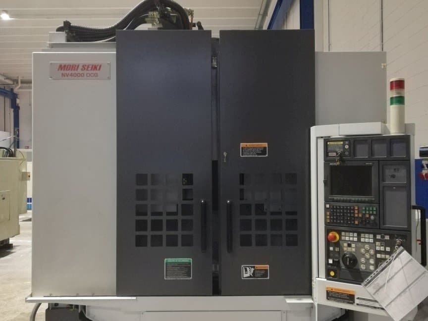 Prikaz  stroja MORI SEIKI NV 4000 DCG  sprijeda