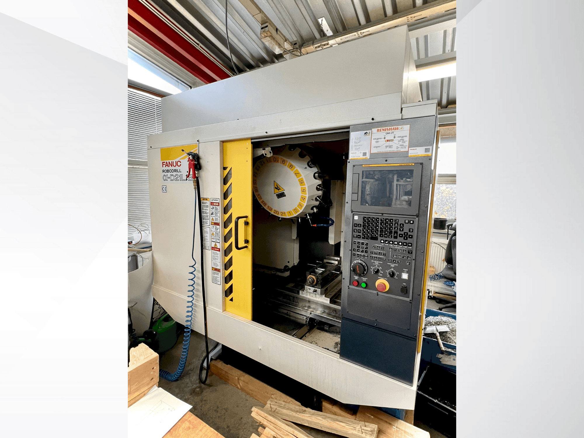 Prikaz  stroja FANUC ROBODRILL α-D21LiB5  sprijeda