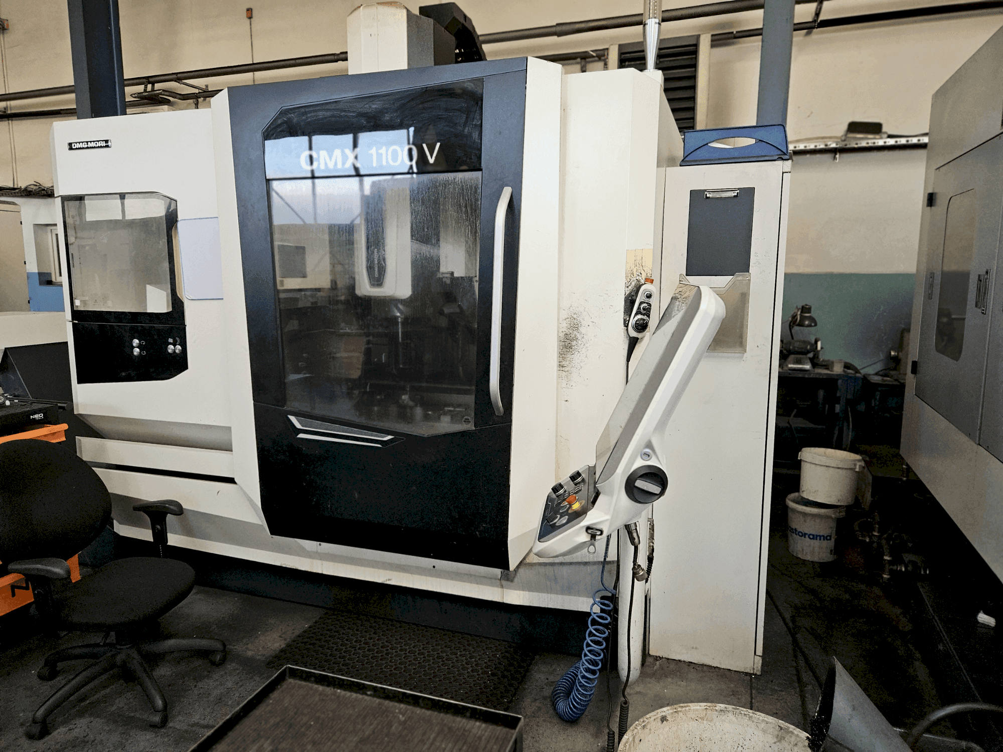 Prikaz  stroja DMG CMX 1100V  sprijeda