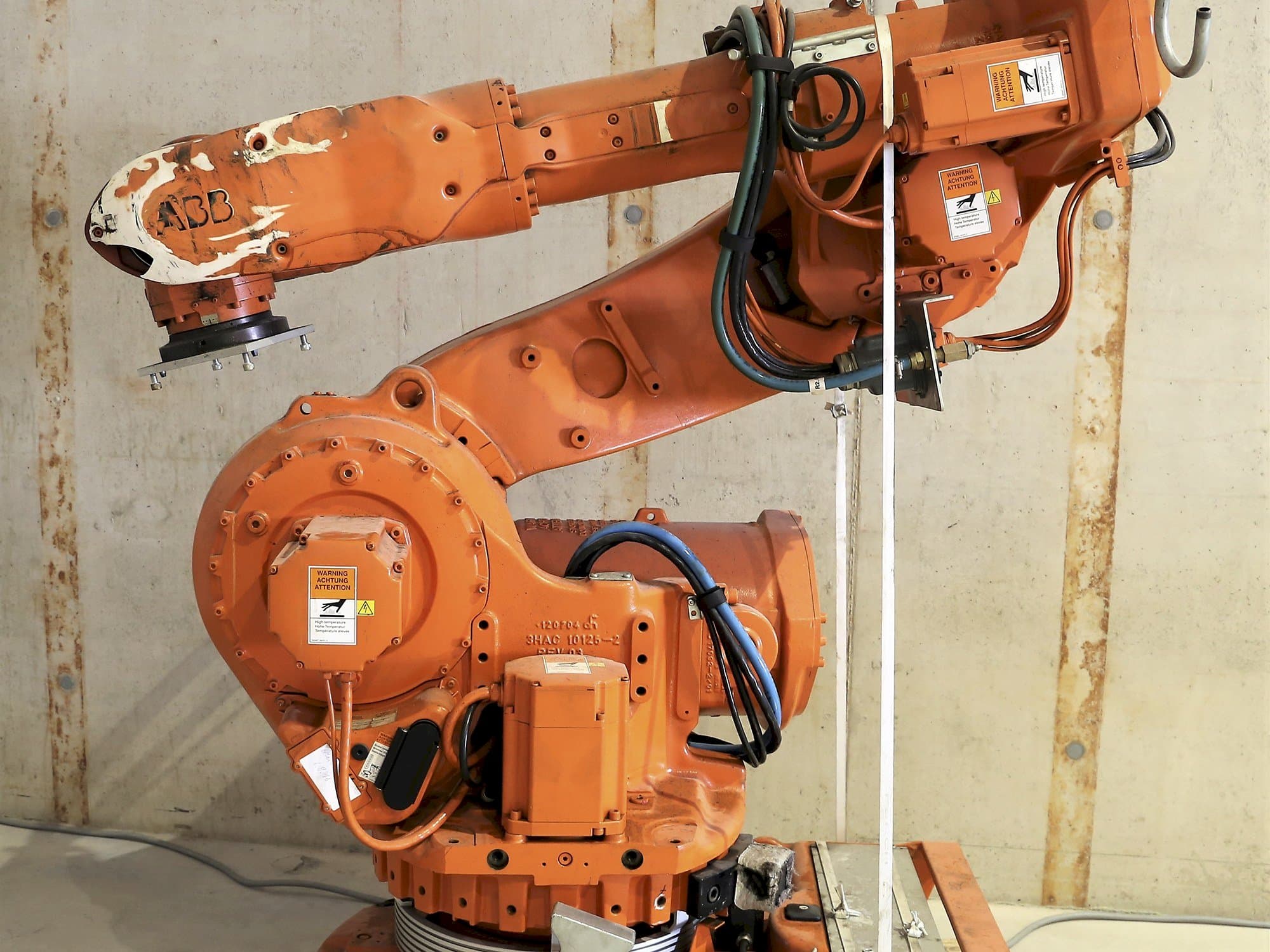 Prikaz  stroja ABB 6600 sprijeda