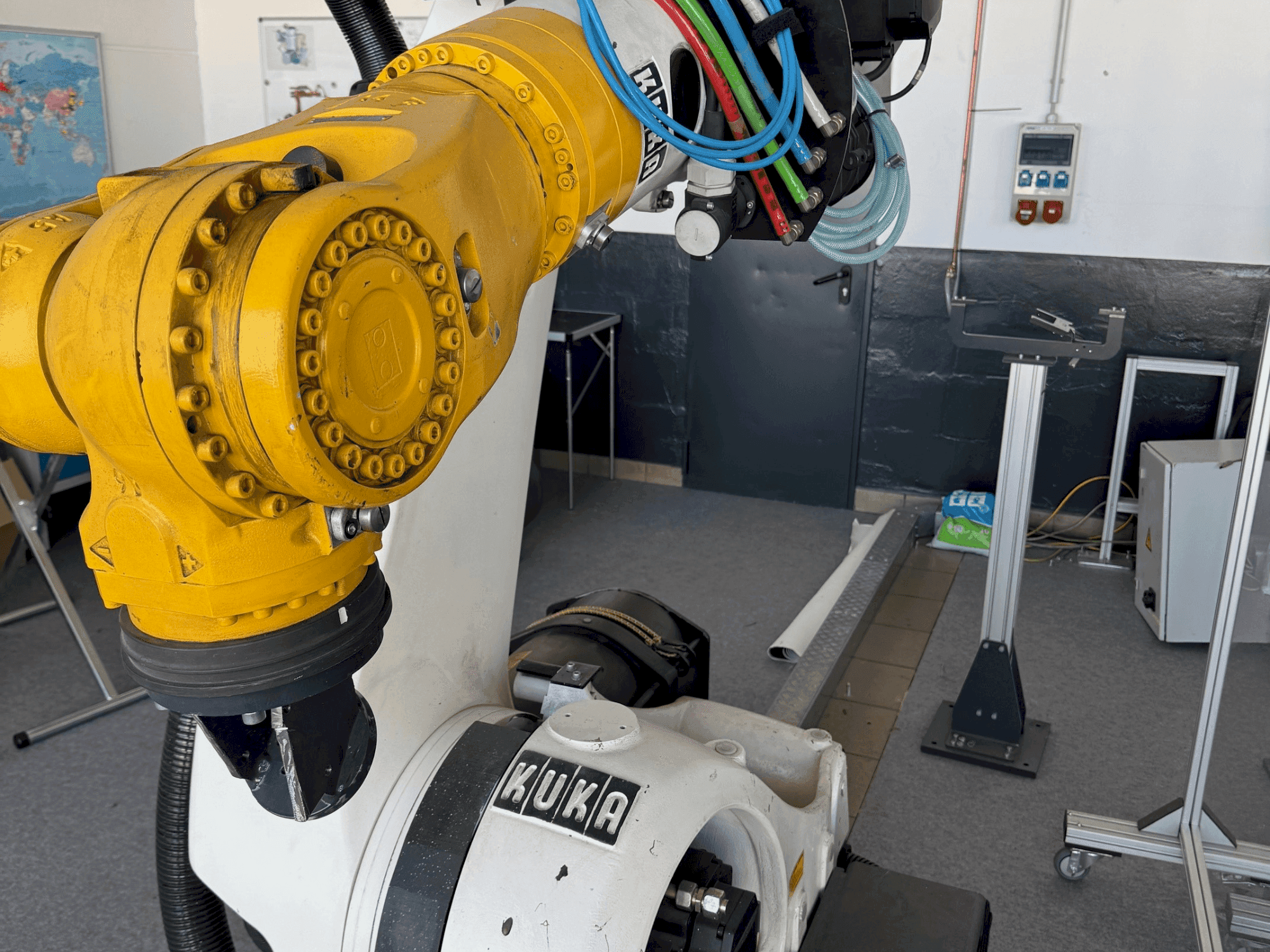 Prikaz  stroja KUKA KR210 2000-2  sprijeda