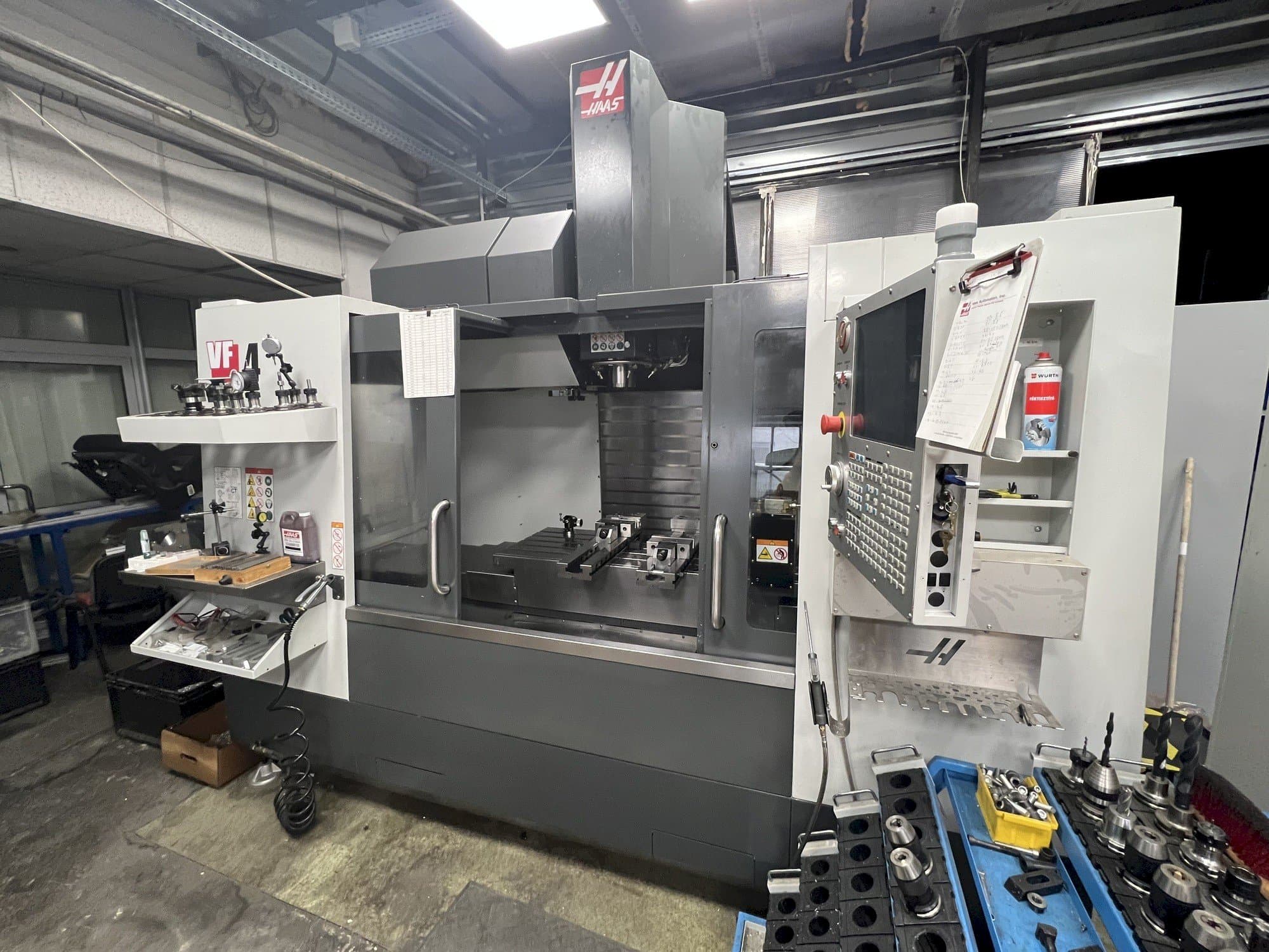 Prikaz  stroja HAAS VF-4  sprijeda