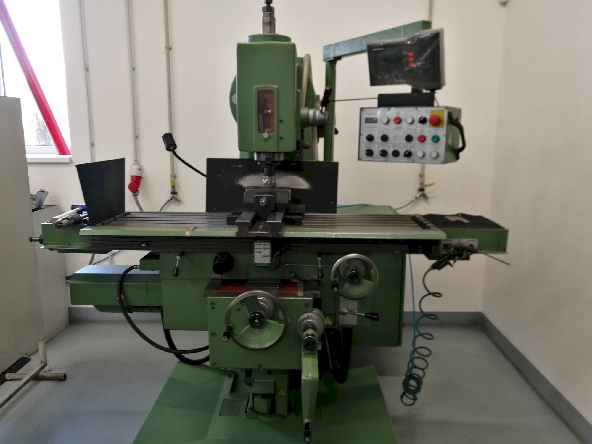 Prikaz  stroja TOS FGV 32  sprijeda