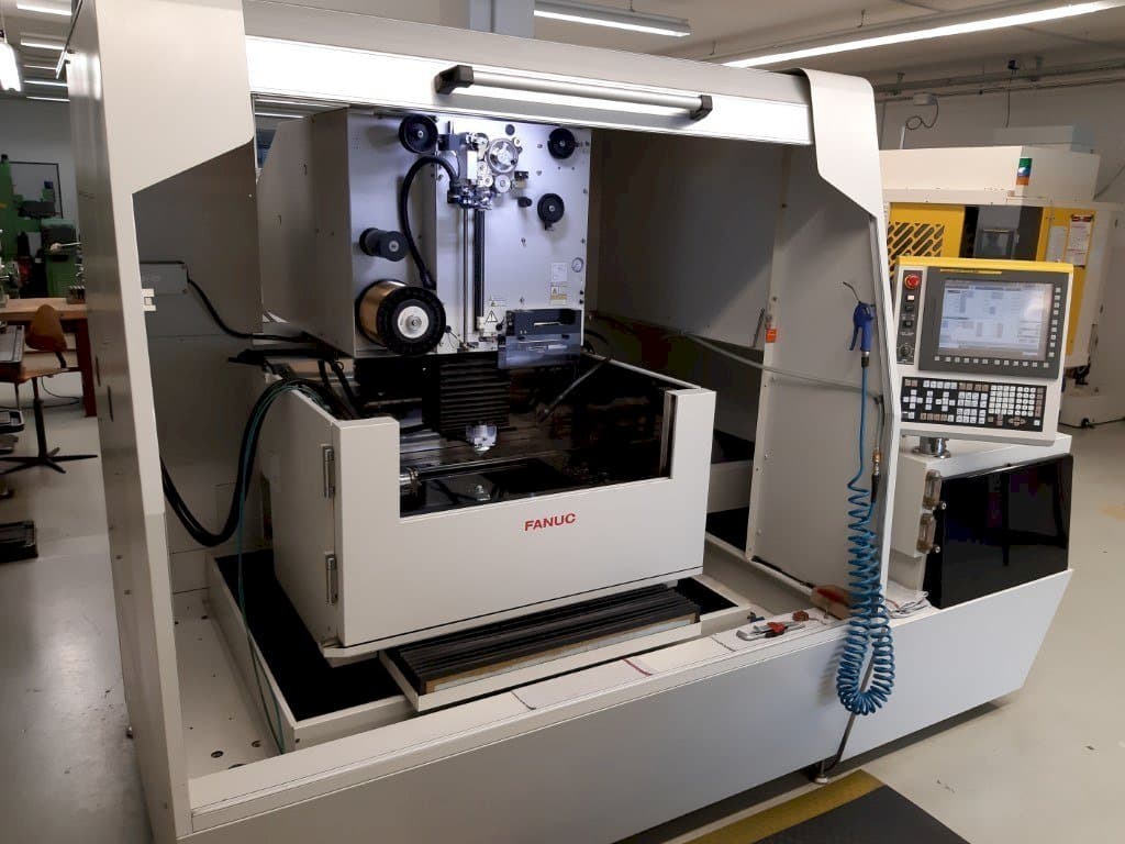 Prikaz  stroja FANUC Robocut Alpha-1iD  sprijeda