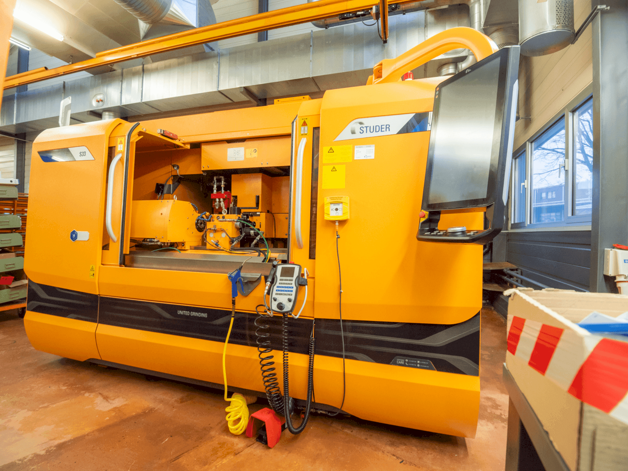 Prikaz  stroja STUDER  S33  sprijeda