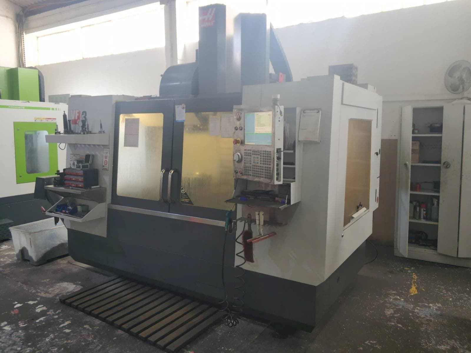Prikaz  stroja HAAS VF-3  sprijeda